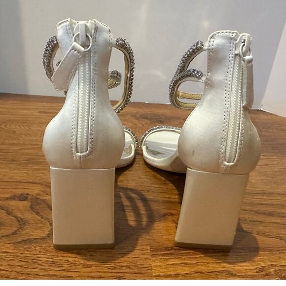 Badgley Mischka Women’s Lilllie Satin Rhinestone Heels White Size 7.5 Elegant - Picture 5 of 11